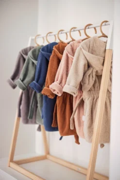 Jollein Pale Pink 1-2jr Badjas 060-808-00090 -Babyproducten Winkel Sfeerfoto Badjas Jollein 2