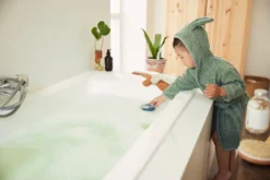 Jollein Pale Pink 1-2jr Badjas 060-808-00090 -Babyproducten Winkel Sfeerfoto Badjas Jollein