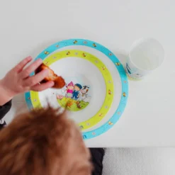 Bambolino Toys Fien En Teun 3-delig Kinderservies 19206 8 Bambolino Toys Fien En Teun 3-delig Kinderservies 19206 -Babyproducten Winkel bambolino toys fien en teun 3 delig kinderservies 19206 sfeer2