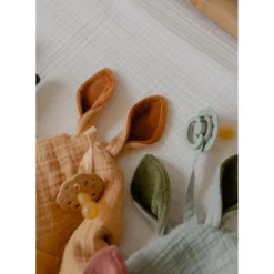 Bibs Kangaroo Sage Knuffeldoekje 9405250 10 Bibs Kangaroo Sage Knuffeldoekje 9405250 -Babyproducten Winkel bibs kangaroo desert sand knuffeldoekje 9405293 2 1