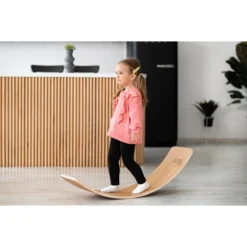 Luna Toys Houten Balansbord Met Zwart Vilt LU-36998 -Babyproducten Winkel luna toys houten balansbord sfeer 2